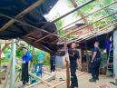 เข้าพบปะเยี่ยมเยียนพี่น้องไทยพุทธในพื้นที่ตำบลไม้แก่น พร้อมกับเข้าช่วยปรับปรุงซ่อมแซมบ้าน