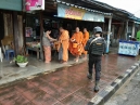 ทำการ รปภ.พระสงฆ์ ในการบิณฑบาตในพื้นที่ชุมชนไทยพุทธบริเวณตลาดเทศบาลบาเจาะ