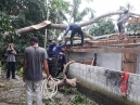 เข้าช่วยเหลือผู้ได้รับผลกระทบจากวาตภัย เมื่อคืนที่ผ่านมา ทำให้ต้นไม้โค่นหักทับบ้านเรือน 